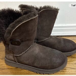 UGG Women's Bailey Button Triplet II Boots Chocolate Brown, Size 6